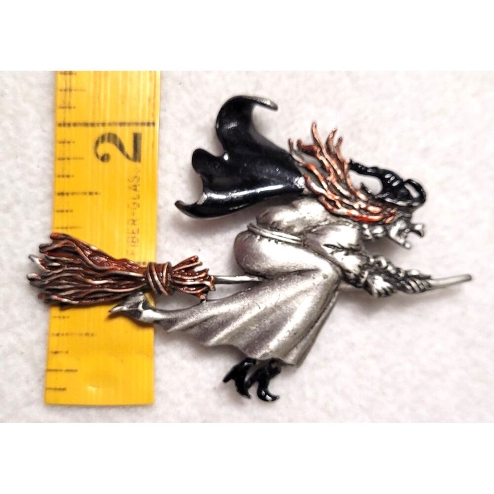 Vintage Signed JJ Flying Witch Broomstick Halloween Costume Jewelry Brooch Pin - Picture 2 of 6